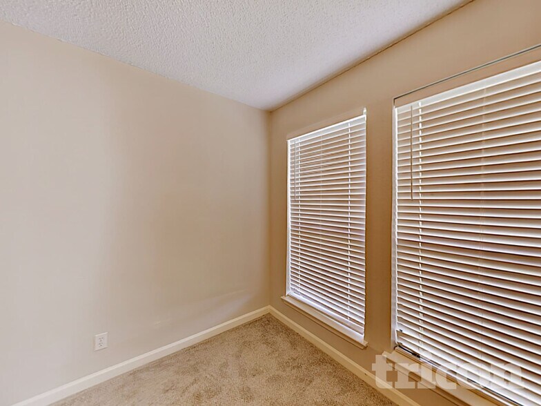 Building Photo - 5711 Calumet Dr