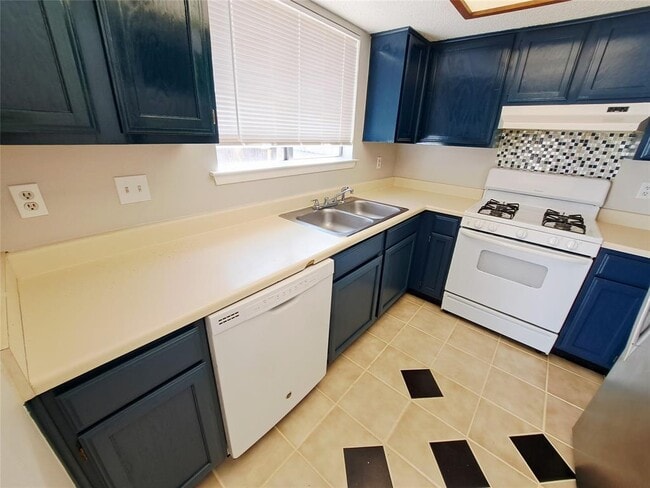 Building Photo - 9009 Sanger Dr