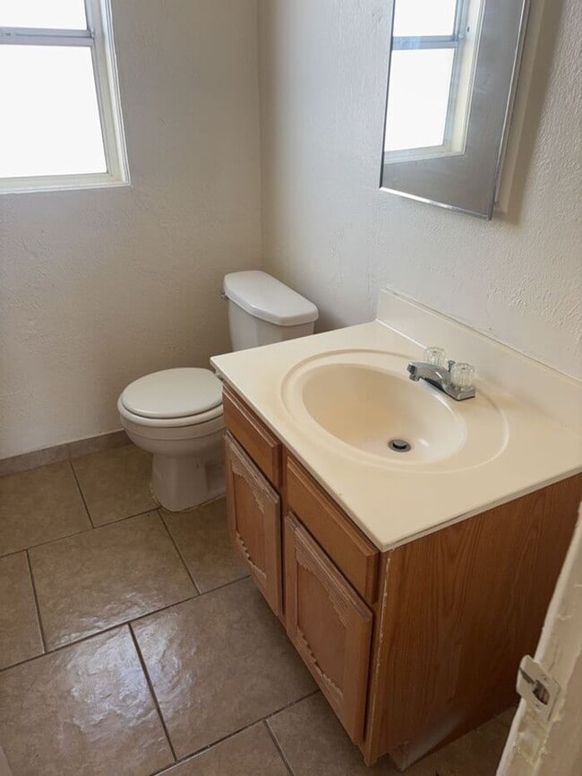 Building Photo - 204 W Kelso St