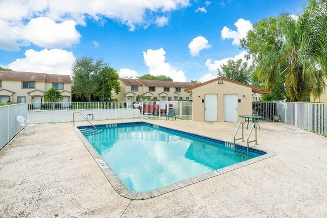 Building Photo - 608 Lakeview Dr E