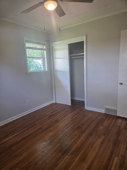 Building Photo - 5360 Brenton Ave