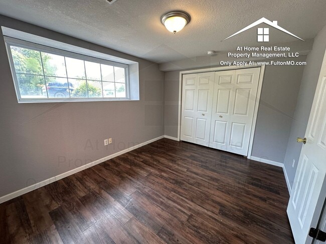 Building Photo - 101 E 10th St