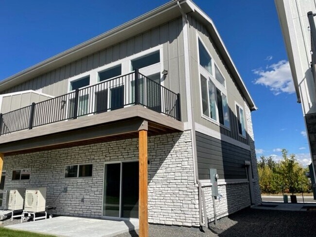 Building Photo - Townhouse For Lease