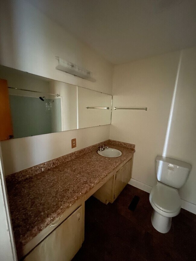 Building Photo - Ozark - Walk Out Basement with Extra Livin...