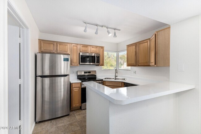 Building Photo - 1880 E Morten Ave