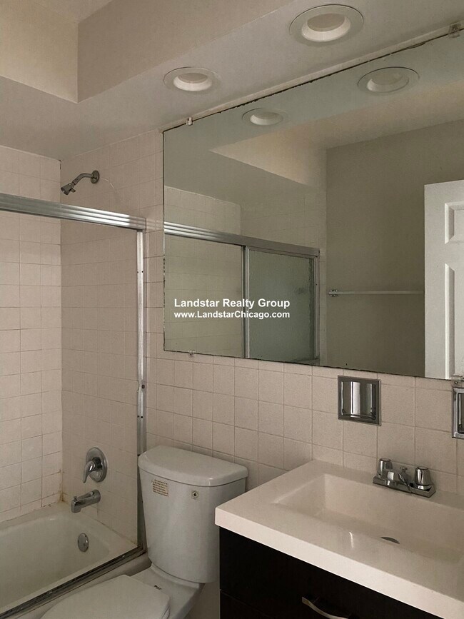 Building Photo - 5917 N Kenmore Ave