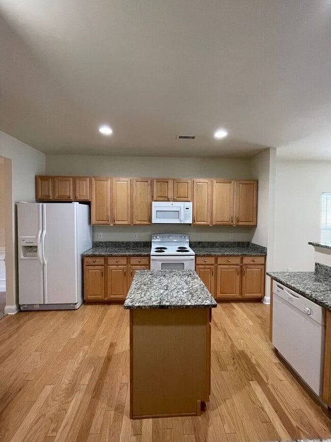 Building Photo - Lovely home in Pineville!