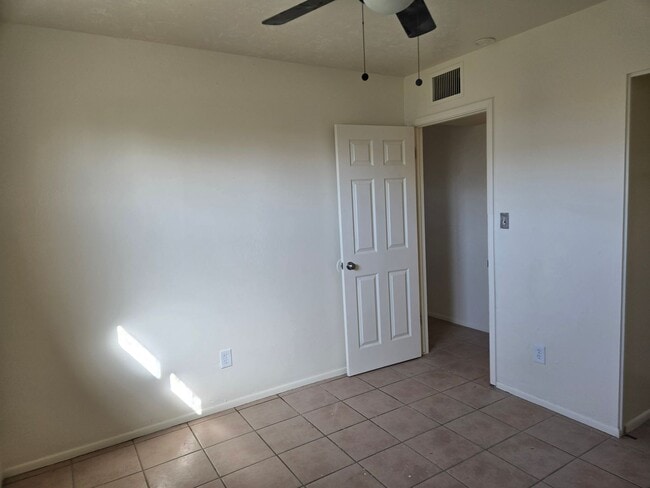 Building Photo - Cozy 1-bed, 1-bath unit (B) in a duplex located in