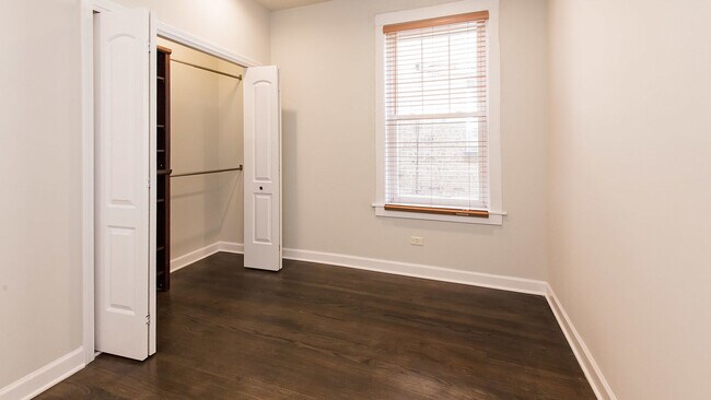 Building Photo - 6429 N Lakewood Ave