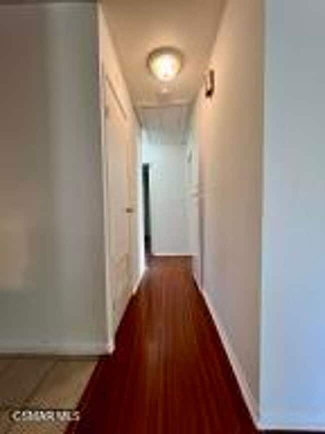 Building Photo - Charming single-story, end-unit condo loca...