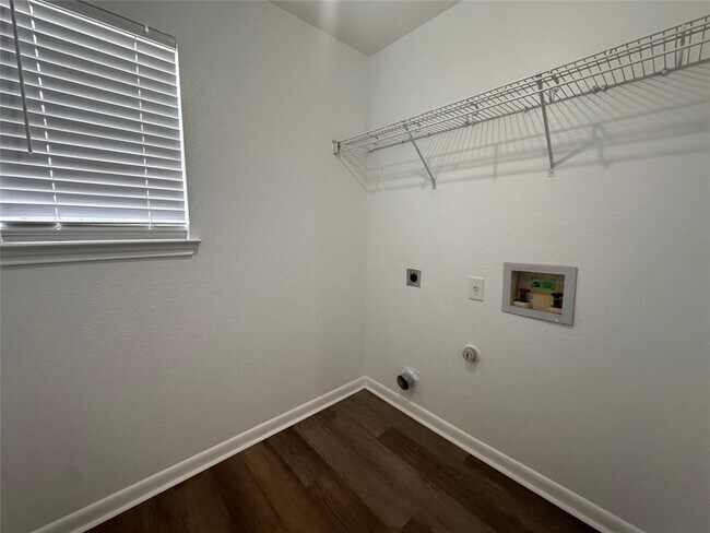 Building Photo - 722 Lavaca Loop