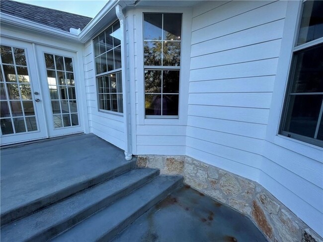 Building Photo - 10501 Hill Country Skyline