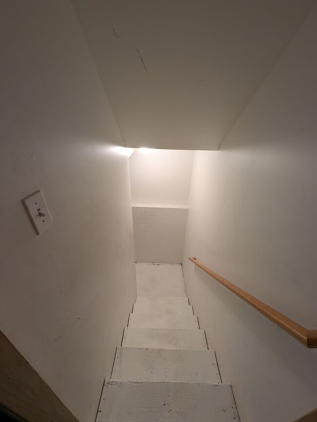 Building Photo - Centrally Located 3 Bedroom Triplex Unit Avail. for Rent - W/S/G paid with rent