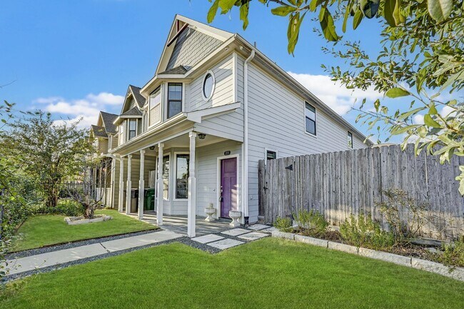 Building Photo - Charming 3-Bedroom Home with Modern Amenit...