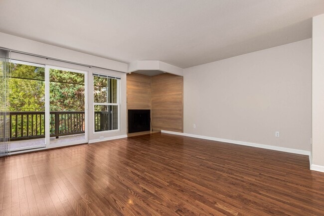 Building Photo - Bright 2 Bedroom Townhouse with Creek Views and Excellent Commuter Location