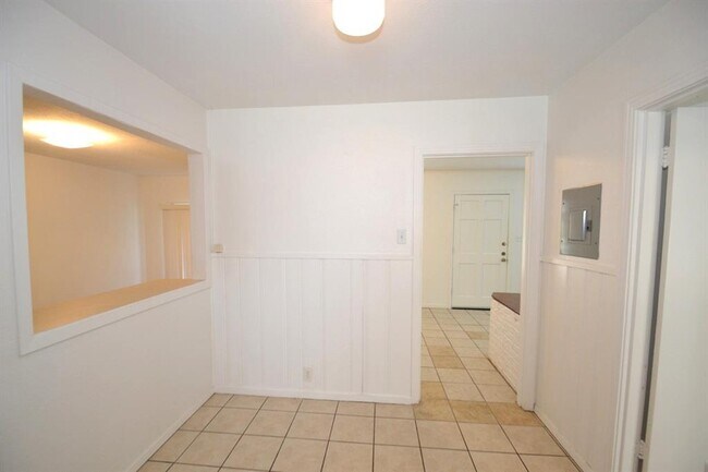 Building Photo - 1211 Ridgemont Dr