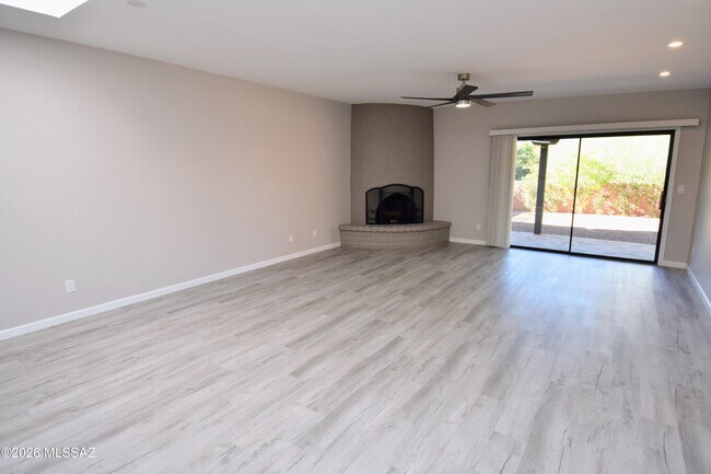 Building Photo - 4581 Cam Campero