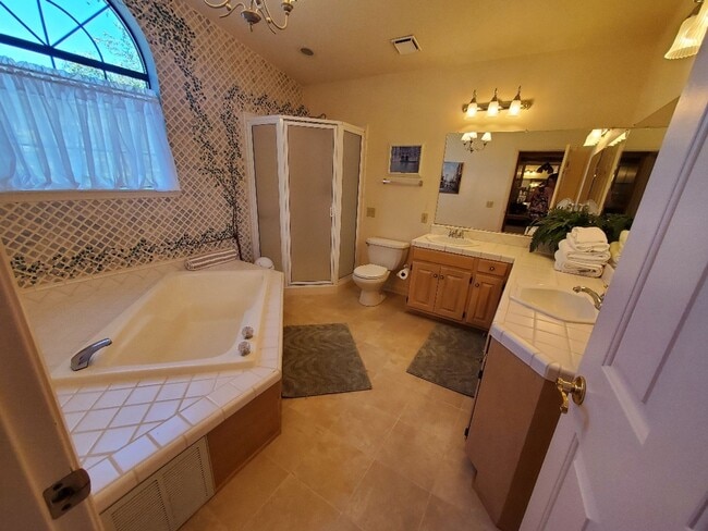 Building Photo - 3 bed  bath fully furnished home on the Ro...