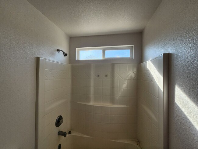 Building Photo - Beautiful 5 bed/4 bath home in Santa Nella!