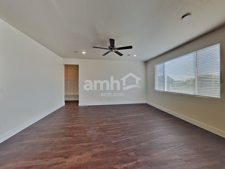 Building Photo - 11400 W Mesquite St