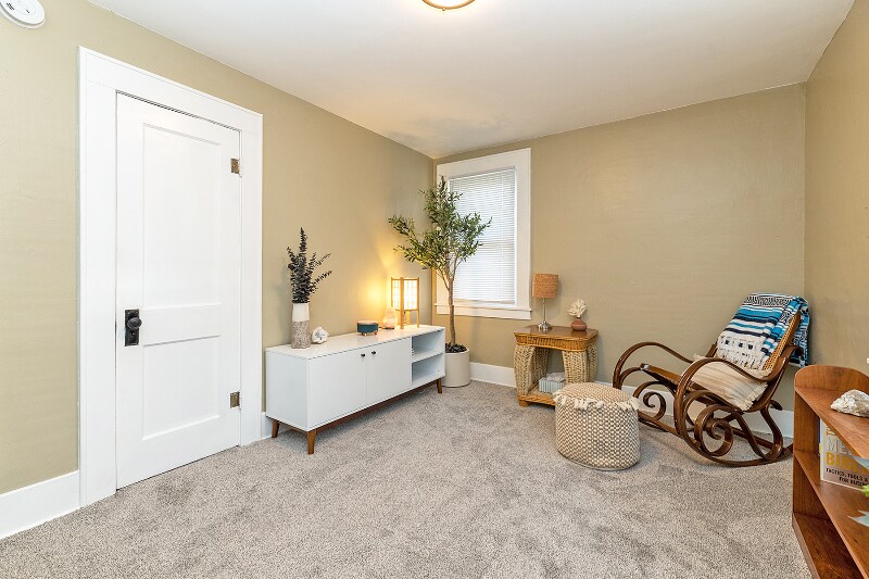 Building Photo - 321 W Lapeer St