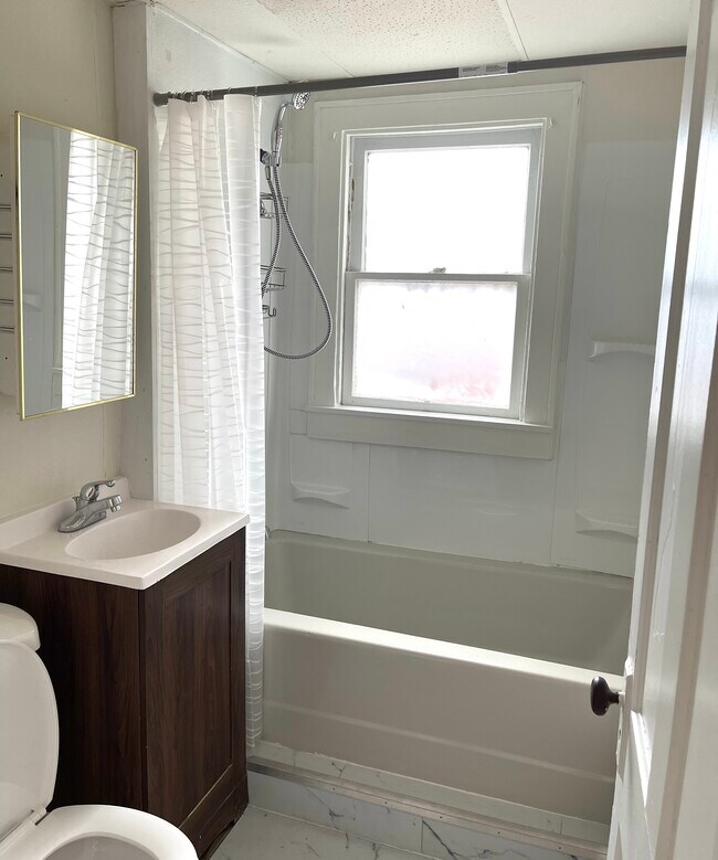 Building Photo - 324 E Paint St