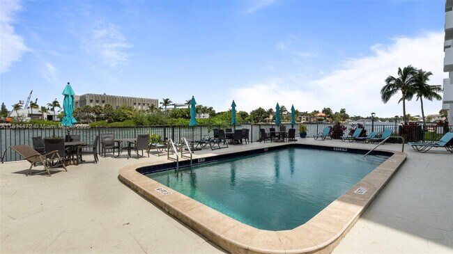 Building Photo - 1609 N Riverside Dr