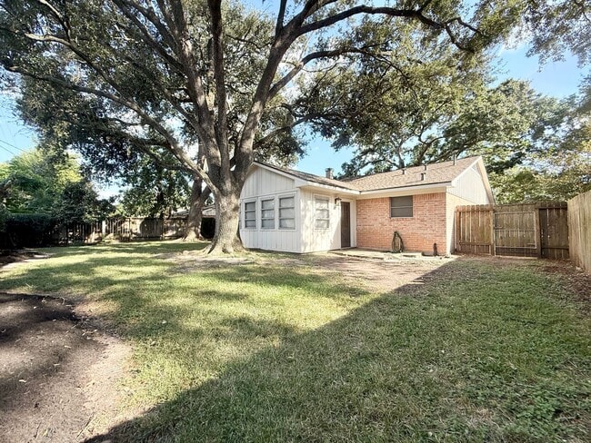 Building Photo - Elegant 3/2/2 home in Maplewood near Meyer...
