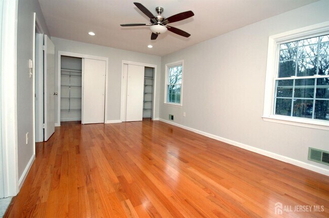 Building Photo - 4 White Oaks Dr