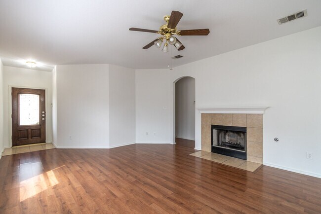 Building Photo - 702 Pampas Ricas Dr