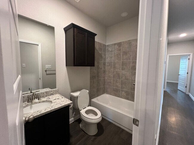 Building Photo - Luxury duplex in Seguin!