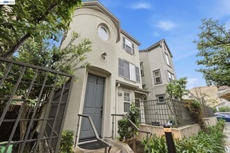 Building Photo - 6005 Hillbrook Pl