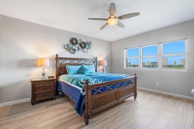 Building Photo - 2640 Lake Shore Dr