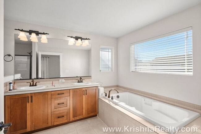 Building Photo - Gorgeous 4 BD* 2.5 BA* Single Family Home ...