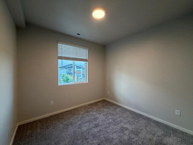 Building Photo - 569 Vicot Wy