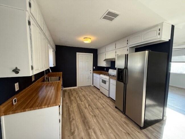 Building Photo - Wonderful Home 3 bed 1 bath with a Great Yard