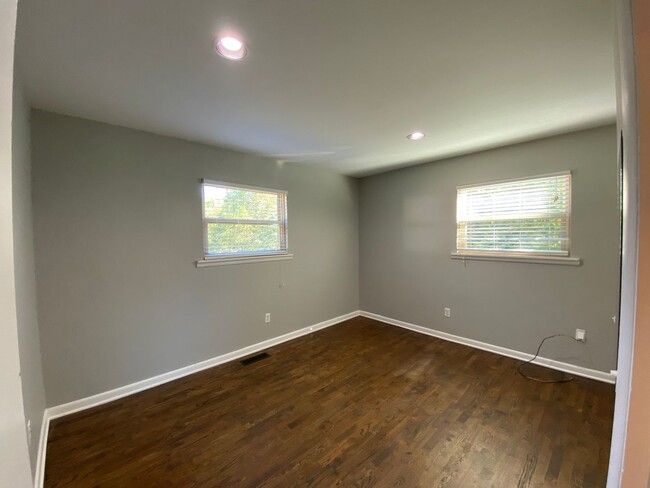 Building Photo - Charming Updated Mid-Century in Fayettevil...