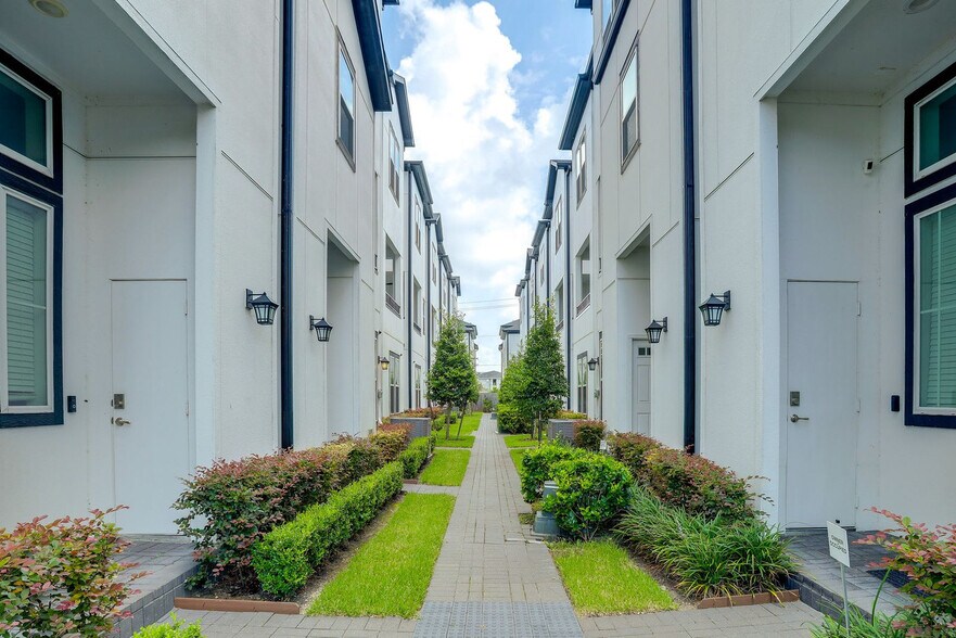 Building Photo - 2716 Grand Fountains Dr