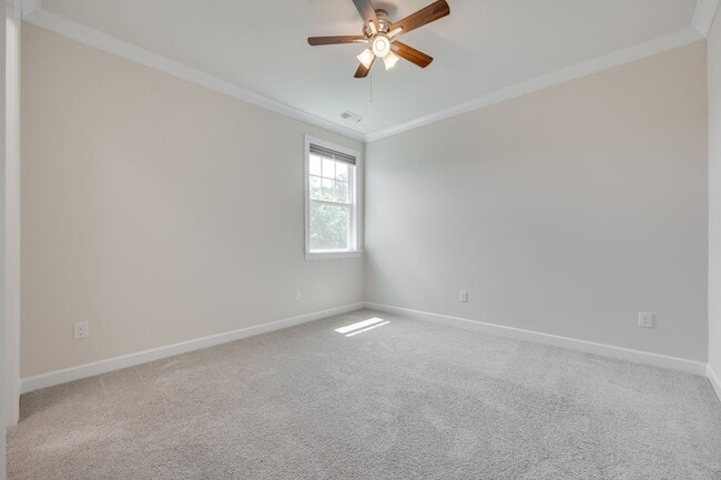 Building Photo - Gorgeous 4 bed 3.5 bath French country hom...