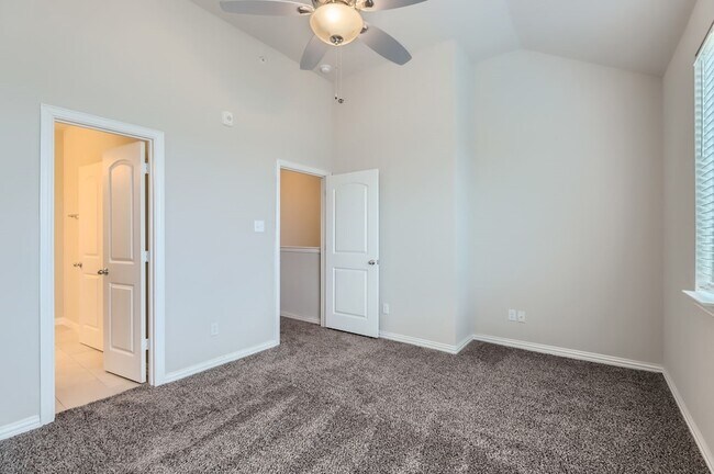 Building Photo - 301 E Lamar St