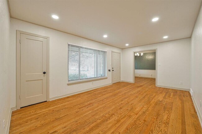 Building Photo - 2312 N Warren Ave