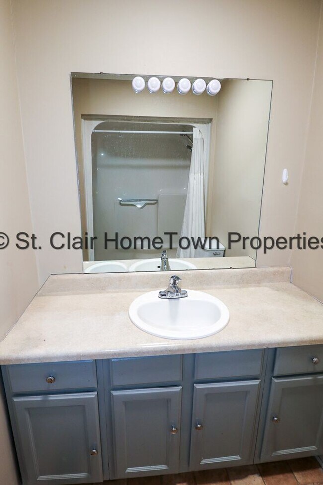 Building Photo - One level Home Close to Town