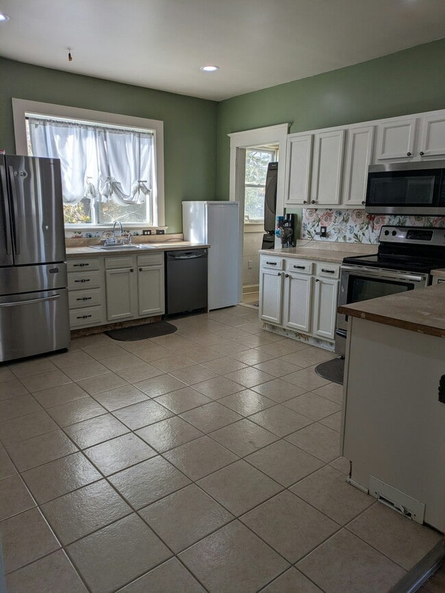 Building Photo - 705 E State St