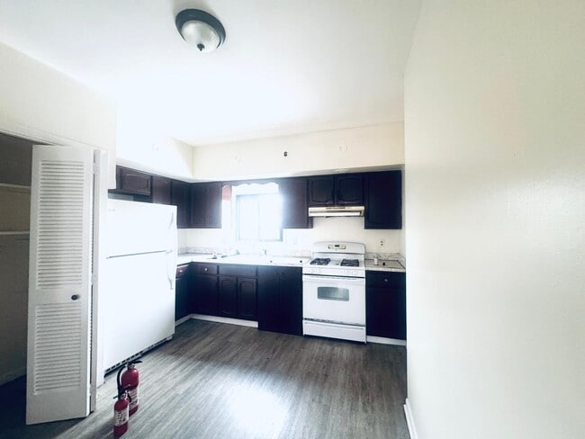 Building Photo - 549 61st St