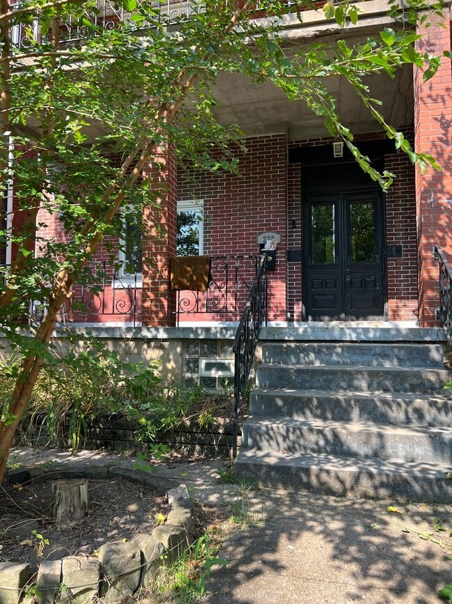 Building Photo - Stunning 4 bedroom 2.5 bathroom house  - B...