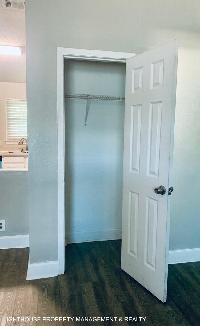 Building Photo - Spacious 2-Bedroom Duplex with Stainless Steel Appliances