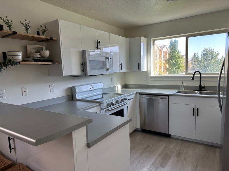 Kitchen - 1055 W 1033 N