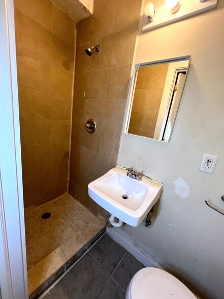 Shared Bathroom - 1704 Cecil B Moore Ave