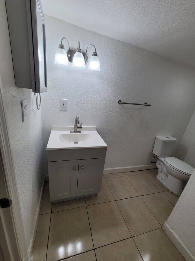 Building Photo - 1215