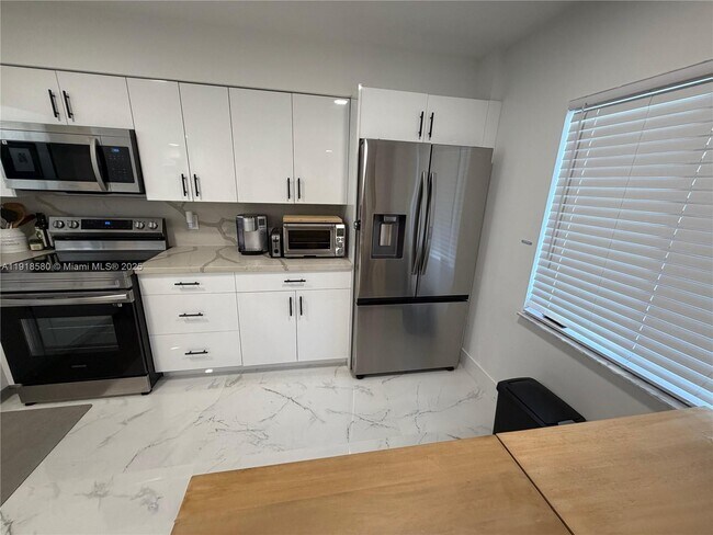 Building Photo - 7290 Kinghurst Dr